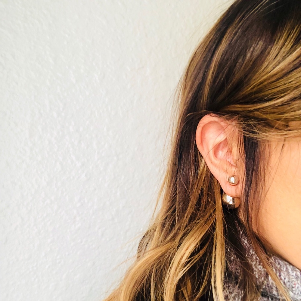Double Pearl gold earrings mise en tribal